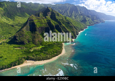 Luftaufnahmen der Na Pali Küste Kauais an einem schönen Tag in Hawaii klar. Stockfoto