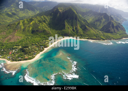 Luftaufnahmen der Na Pali Küste Kauais an einem schönen Tag in Hawaii klar. Stockfoto