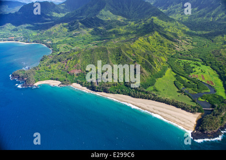 Luftaufnahmen der Na Pali Küste Kauais an einem schönen Tag in Hawaii klar. Stockfoto