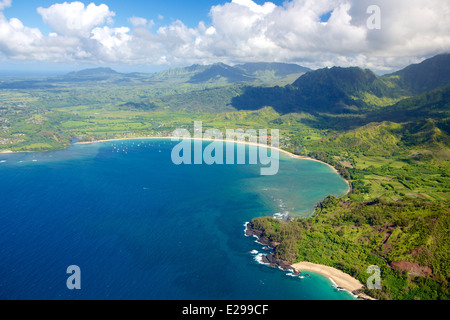 Luftaufnahmen der Na Pali Küste Kauais an einem schönen Tag in Hawaii klar. Stockfoto