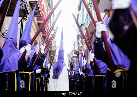 Gekleidet, vermummten Gestalten, die Teilnahme an der Santa Semana Fiesta in Malaga Stockfoto