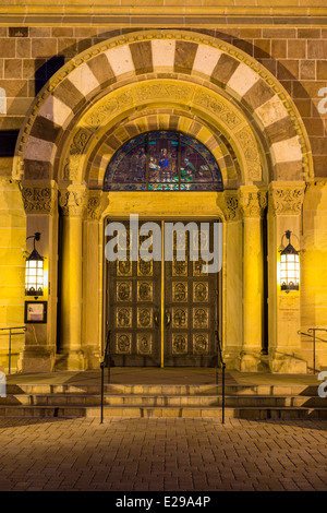 Bogen und Haustür, Saint Francis Cathedral, Santa Fe, New Mexico USA Stockfoto