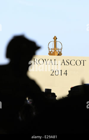 Ascot, Berkshire, UK. 17. Juni 2014. Silhouette Jockey vor dem Schild Royal Ascot 2014. Ascot Racecourse. (Jockey, Silhouette, Schattenriss, Umriss, Schild, Royal Ascot 2014, Symbol, Symbolik, Symbolisch, Symbolfoto) 518D170614ROYALASCOT. JPG (c) Frank Sorge Credit: Caro /Alamy Live-Nachrichten Stockfoto