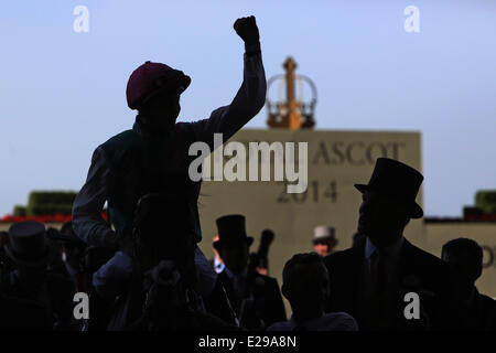 Ascot, Berkshire, UK. 17. Juni 2014. Silhouette Jockey vor dem Schild Royal Ascot 2014. Ascot Racecourse. (Jockey, Silhouette, Schattenriss, Umriss, Schild, Royal Ascot 2014, Merkmal, Symbol, Symbolik, Symbolisch, Symbolfoto, Galopp, Galopprennsport, Pferderennsport) 540D170614ROYALASCOT. JPG (c) Frank Sorge Credit: Caro /Alamy Live-Nachrichten Stockfoto