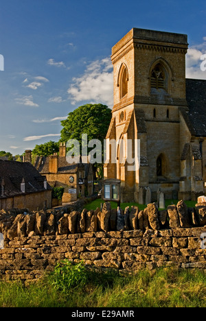 Snowshill Dorf im nördlichen Cotswolds ist ein typisches malerischen englischen Dorf mit der kleinen Kirche in der Mitte. Stockfoto