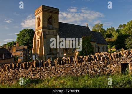 Snowshill Dorf im nördlichen Cotswolds ist ein typisches malerischen englischen Dorf mit der kleinen Kirche in der Mitte. Stockfoto