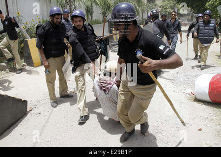 Lahore. 17. Juni 2014. Polizisten verhaften ein Befürworter von Pakistan Awami Tehreek (Klaps) während einer Protestaktion in östlichen Pakistan Lahore am 17. Juni 2014. Mindestens acht Menschen, darunter zwei Frauen und ein Polizist getötet und mehr als 80 weitere wurden verletzt, lokale Medien und Beamten sagte. Bildnachweis: Jamil Ahmed/Xinhua/Alamy Live-Nachrichten Stockfoto