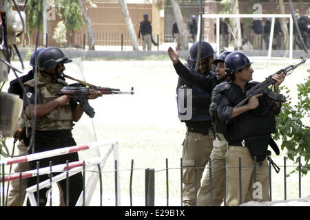 Lahore. 17. Juni 2014. Pakistanische Polizisten nehmen Positionen bei Zusammenstößen mit Anhängern von Pakistan Awami Tehreek (Klaps) im östlichen Pakistan Lahore am 17. Juni 2014. Mindestens acht Menschen, darunter zwei Frauen und ein Polizist getötet und mehr als 80 weitere wurden verletzt, lokale Medien und Beamten sagte. Bildnachweis: Jamil Ahmed/Xinhua/Alamy Live-Nachrichten Stockfoto