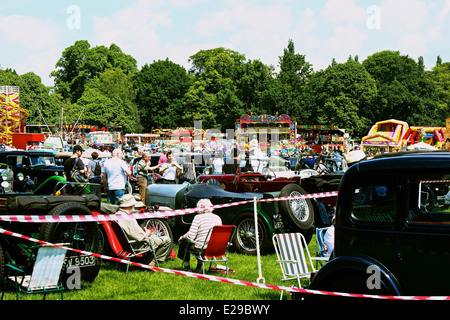 Familienausflug mit klassischen Oldtimern und Festplatz am Autokarna 2014 Wollaton Park Nottingham East Midlands England Europa Stockfoto