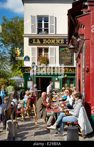 Touristen im Restaurant Viertel Montmartre, Paris, Frankreich Stockfoto