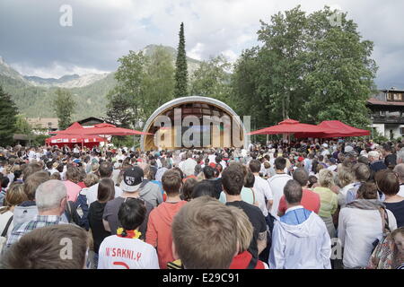 OBERSTDORF Deutschland Juni 16: Zuschauer der Fußball WM 2014 in Brasilien feiert das Spiel zwischen Deutschland und Portugal im berühmten Winter Sports resort Oberstdorf mit seinen malerischen Bergen im Hintergrund Credit: Mezzotint alamy/Alamy Live-Nachrichten Stockfoto