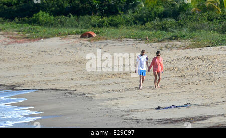 Santo André, Brasilien. 17. Juni 2014. Andre Schuerrle (l) am Strand mit Freundin Montana Yorke in Santo André, Brasilien, 17. Juni 2014. Die FIFA WM 2014 wird vom 12 Juni bis 13. Juli 2014 in Brasilien stattfinden. Foto: Thomas Eisenhuth/Dpa/Alamy Live News Stockfoto