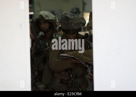 Hebron, Westjordanland. 17. Juni 2014. Tausende von israelischen Soldaten am 5. Tag nach 3 israelische Siedler entführt der Stadt Hebron suchen, wer Auto wurde gefunden in der Nähe von Hebron Tagen verbrannt. Bildnachweis: Mustafa Bader/ZUMA Wire/ZUMAPRESS.com/Alamy Live-Nachrichten Stockfoto