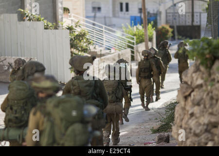 Hebron, Westjordanland. 17. Juni 2014. Tausende von israelischen Soldaten am 5. Tag nach 3 israelische Siedler entführt der Stadt Hebron suchen, wer Auto wurde gefunden in der Nähe von Hebron Tagen verbrannt. Bildnachweis: Mustafa Bader/ZUMA Wire/ZUMAPRESS.com/Alamy Live-Nachrichten Stockfoto