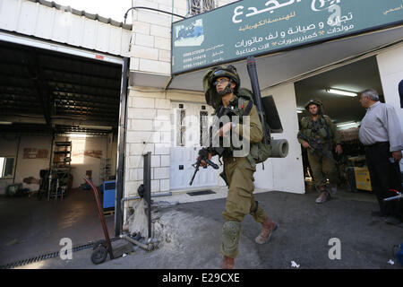 Hebron, Westjordanland. 17. Juni 2014. Tausende von israelischen Soldaten am 5. Tag nach 3 israelische Siedler entführt der Stadt Hebron suchen, wer Auto wurde gefunden in der Nähe von Hebron Tagen verbrannt. Bildnachweis: Mustafa Bader/ZUMA Wire/ZUMAPRESS.com/Alamy Live-Nachrichten Stockfoto