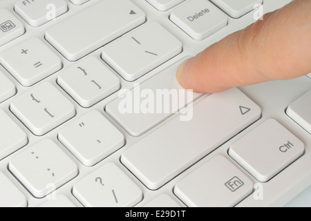 Finger drücken der Taste der Tastatur close-up Stockfoto