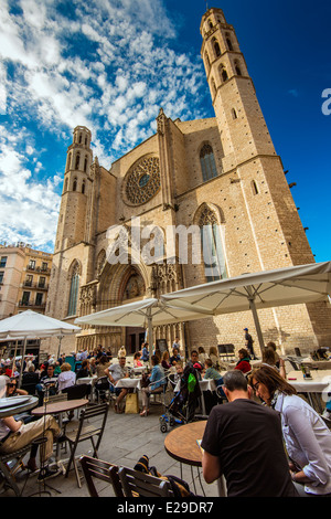 Café im Freien mit Santa Maria del Mar Kirche hinter, Born Viertel, Barcelona, Katalonien, Spanien Stockfoto