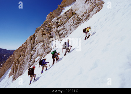 Bergsteiger klettern auf Mount Whitney in der Nähe von Lone Pine, California Stockfoto
