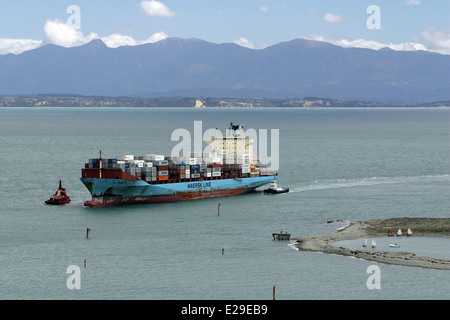 Ein Maersk Containerschiff Schiff kommt in Port Nelson unter Leitung von Schleppern Stockfoto