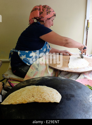Türkin Kochen Kuchen Stockfoto