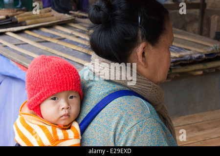 Lao Dorf Frau und Kind in der alten Stadt Luang Prabang, befindet sich im nördlichen Laos, ein UNESCO-Weltkulturerbe. Stockfoto