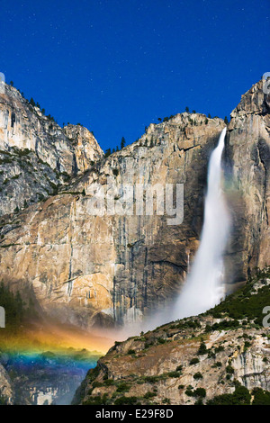 Moonbow und Sternenhimmel über Yosemite Fälle, Yosemite-Nationalpark, Kalifornien USA Stockfoto