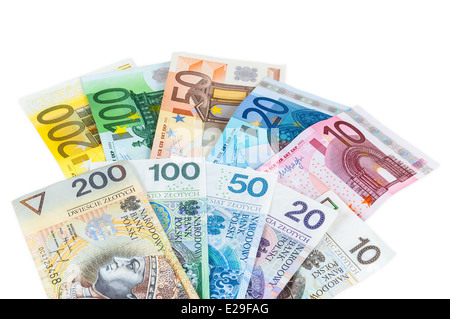Euro und neue polnische Zloty Banknoten isoliert auf weißem Hintergrund mit Beschneidungspfad Stockfoto