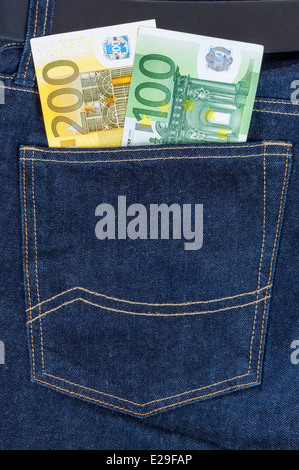 Euro-Banknoten in dunklen grauen Jeans-Tasche Stockfoto