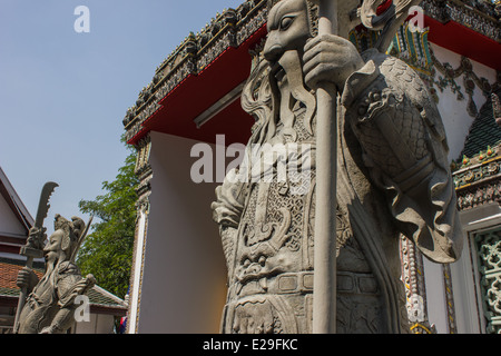 Wat Pho oder der Tempel des liegenden Buddha, ist der älteste und größte buddhistische Tempel in Bangkok. Stockfoto