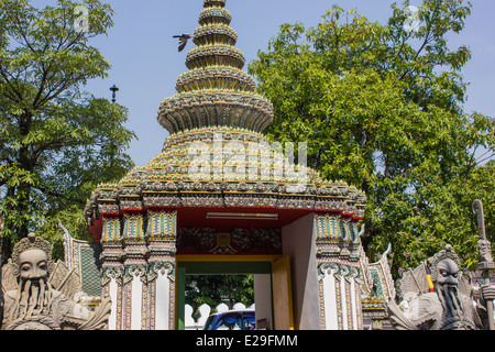 Wat Pho oder der Tempel des liegenden Buddha, ist der älteste und größte buddhistische Tempel in Bangkok. Stockfoto