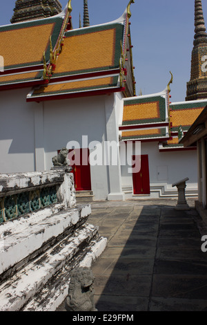 Wat Pho oder der Tempel des liegenden Buddha, ist der älteste und größte buddhistische Tempel in Bangkok. Stockfoto