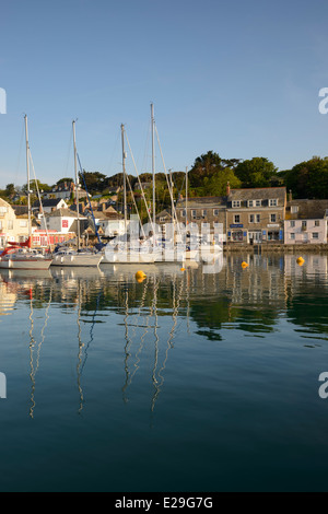 Boote vertäut im Hafen von Padstow, Cornwall. Stockfoto