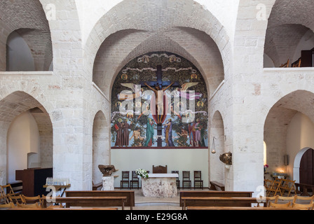 Innere des Trulli Kirche, Alberobello, Süditalien, mit Malerei der Kreuzigungsgruppe über dem altar Stockfoto