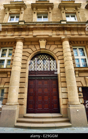 Deutscher Bundestag alte Holztür auf traditionelles Gebäude in Berlin, Deutschland Stockfoto