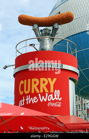 Curry Wurst Fast-Food Stall Zeichen in Berlin, Deutschland Stockfoto