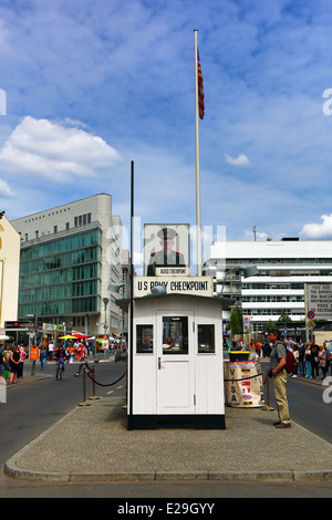 Checkpoint Charlie alte Ost-West Durchquerung Grenzposten in der Friedrichstraße in Berlin, Deutschland Stockfoto