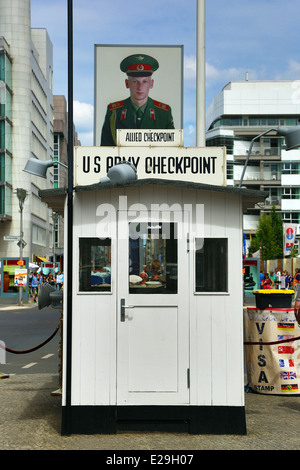 Checkpoint Charlie alte Ost-West Durchquerung Grenzposten in der Friedrichstraße in Berlin, Deutschland Stockfoto