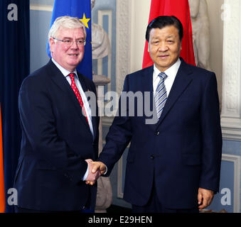 Dublin, Irland. 16. Juni 2014. Liu Yunshan (R), Mitglied des ständigen Ausschusses des Politbüros des Zentralkomitees der kommunistischen Partei Chinas, trifft sich mit irischen Vizepremier Eamon Gilmore in Dublin, die Hauptstadt von Irland, 16. Juni 2014. Bildnachweis: Yao Dawei/Xinhua/Alamy Live-Nachrichten Stockfoto