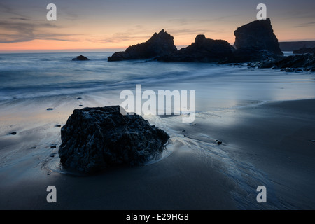 Ein zurückweichenden Flut in der Abenddämmerung auf Bedruthan Schritte Strand, Cornwall Stockfoto