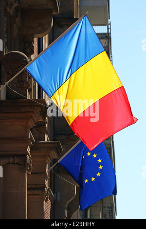 Rumänisch und EU-Flaggen auf der rumänischen Botschaft in Berlin, Deutschland Stockfoto