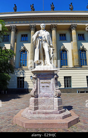 Statue von Hermann von Helmholtz vor der Humboldt-Universität in Berlin, Deutschland Stockfoto