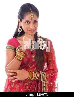 Porträt von schöne junge indische Mädchen in traditionellen Sari Kleid denken, Blick in die Kamera, stehen isoliert auf weißem Hintergrund. Stockfoto