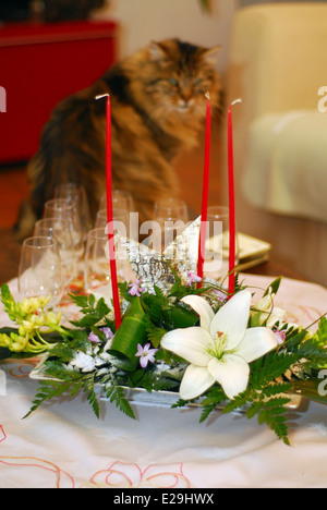 Dekorativer Tafelaufsatz mit Blumen und Kerzen Stockfoto