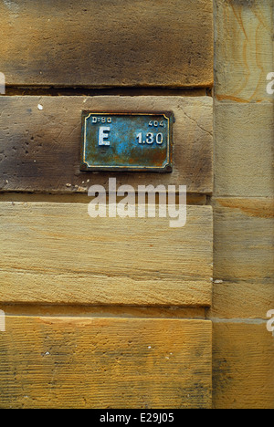 Verwitterte Adresse Platte auf einer Steinmauer, Mulhouse, Frankreich Stockfoto