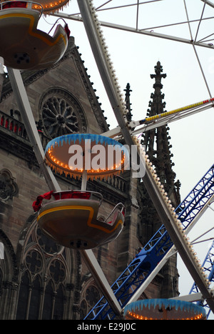 Riesenrad von Mulhouse Weihnachtsmarkt, Elsass, Frankreich Stockfoto