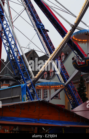 Das Riesenrad von Mulhouse Weihnachtsmarkt, Elsass, Frankreich Stockfoto