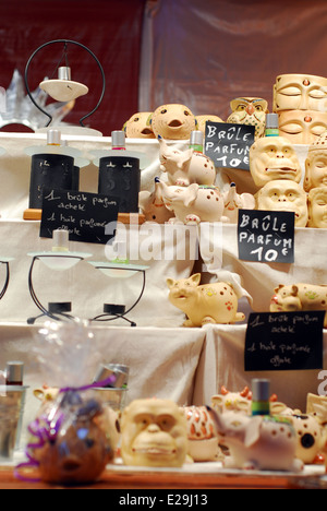 Handarbeiten zum Verkauf in einem Colmar Weihnachten Marktstand, Elsass, Frankreich Stockfoto