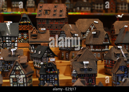 Miniaturen der traditionellen elsässischen Häuser zum Verkauf in einem Marktstand Weihnachten Colmar, Elsass, Frankreich Stockfoto
