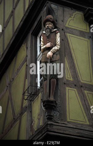 Eingebettet Holzskulptur auf einen Fachwerkbau, Colmar, Frankreich Stockfoto