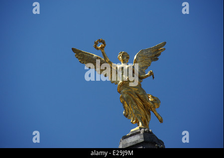 Der Engel der Unabhängigkeit, offiziell bekannt als eine Siegessäule befindet sich auf einem Kreisverkehr über den Paseo De La Reforma. Stockfoto